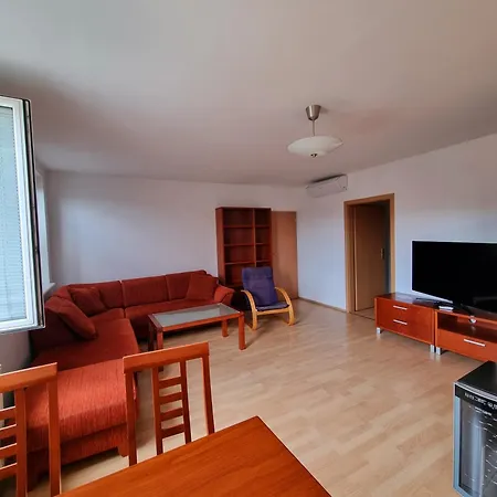 3 Room Apartment Near The Train Station And Center Братислава Екстер'єр фото