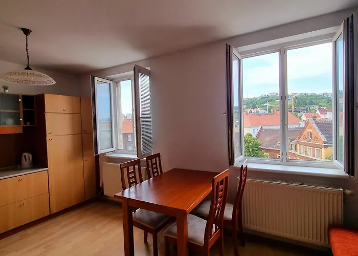 3 Room Apartment Near The Train Station And Center